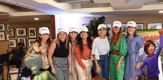 Isabel González, Montserrat Puig, Gina Hache, Karina Rizek, Rosanita García, Karla Farach y Ana Corripio.