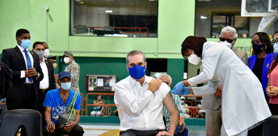El presidente Luis Abinader recibe la vacuna contra el Covid. Jose Alberto Maldonado