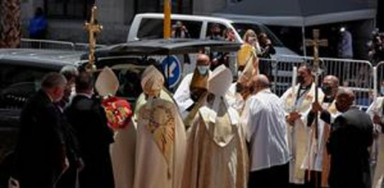 Los portadores del féretro llevan el féretro con el cuerpo del arzobispo Desmond Tutu después de su funeral en la catedral de St George en Ciudad del Cabo, Sudáfrica, el 1 de enero de 2022. Desmond Tutu murió en Ciudad del Cabo el 26 de diciembre de 2021, a la edad de 90 años. (Sudáfrica) EFE / EPA / MIKE HUTCHINGS / PISCINA