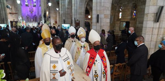 Los miembros del clero llevan el ataúd del difunto arzobispo emérito Desmond Tutu cuando salen de la catedral de San Jorge durante su funeral de estado en Ciudad del Cabo, Sudáfrica, el 1 de enero de 2022. El icono sudafricano anti-apartheid, el arzobispo Desmond Tutu, murió en Ciudad del Cabo. el 26 de diciembre de 2021, a la edad de 90 años. (Sudáfrica) EFE / EPA / NIC BOTHMA / POOL