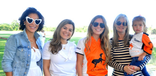 María Fernanda Arredondo, Sarah Busto, Sofía Cordobés, Karina de los Santos y la niña Cayetana García.