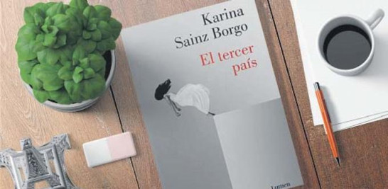 Karina Sainz Borgo publica la novela El tercer país.