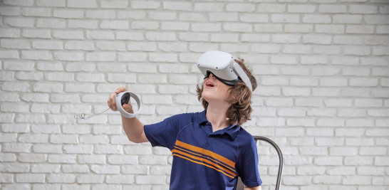 Fotografía promocional cedida por Optima Classical Academy donde aparece un niño usando unas gafas especiales (Oculus Quest) que ofrecen una visión en 360 grados de las aulas o de cualquier otro espacio.