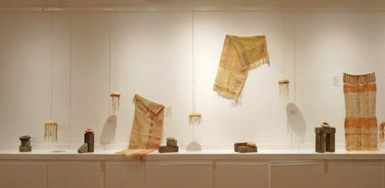 Cesta y medusa, 2021. Instalación tejida. Lana, algodón y seda, de Milena Volonteri.  Fernando Varela.