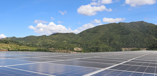 El sistema de agricultura sostenible es impulsado con energía solar.