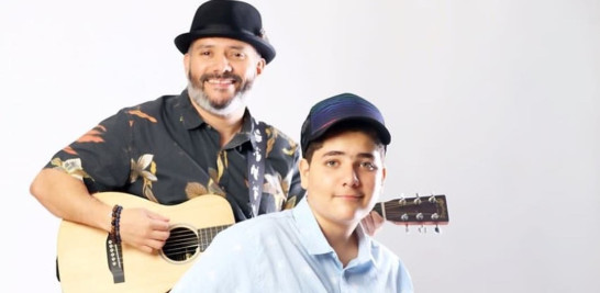 Pavel Núñez junto a su hijo Ariel, quien ha seguido sus pasos musicales.