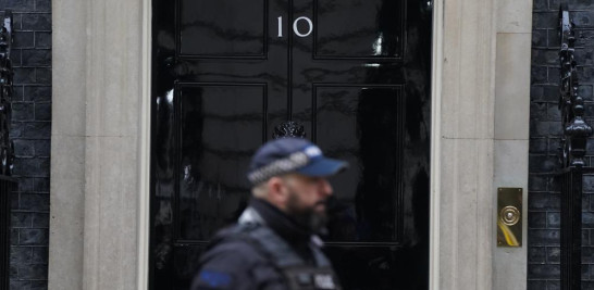 Un oficial de policía pasa por la residencia número 10 de Downing Street, en Londres, el martes 25 de enero de 2022. Foto: Stefan Rousseau/AP.