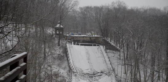 Se ve un puente derrumbado a lo largo de Forbes Avenue el 28 de enero de 2022 en Pittsburgh, Pensilvania. AFP
