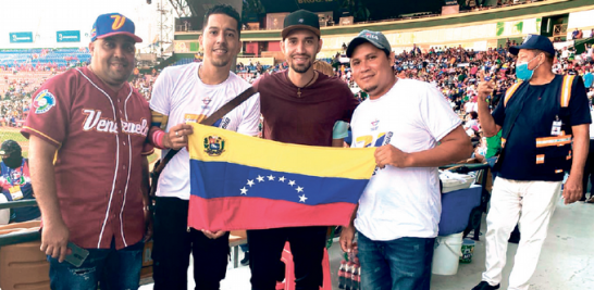 José --Cheo--Tovar, Alex Quintero, Alexander Rodríguez y Samir Vásquez exhiben con orgullo la bandera de Venezuela en medio del partido dominical contra Puerto Rico.