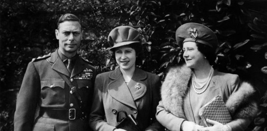 En esta foto de archivo tomada el 21 de abril de 1944, el rey Jorge VI de Gran Bretaña y su esposa Elizabeth Bowes-Lyon, la reina madre (derecha) y posan con su hija, la princesa Isabel, mientras celebran su cumpleaños número 18 en el Castillo de Windsor. Fuente: AFP.
