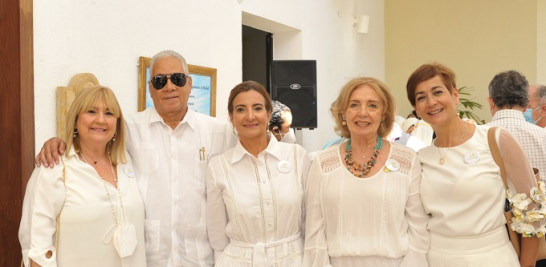 Julia Lirio de Herrera, Carlos Tolentino, Xenia Gell de Álvarez, Vilsa de Paulino y Tuty Almonte de Zouain.