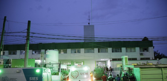Familiares de personas hospitalizadas luego de consumir cocaína cortada con una sustancia tóxica son atendidos en el Hospital San Bernardino en Hurlingham, provincia de Buenos Aires, el 2 de febrero de 2022. Al menos 17 personas murieron y 56 más fueron hospitalizadas en un suburbio del noroeste de Buenos Aires luego de consumir cocaína cortada con una sustancia tóxica, posiblemente opioides, dijeron las autoridades el miércoles. Emiliano LASALVIA / AFP