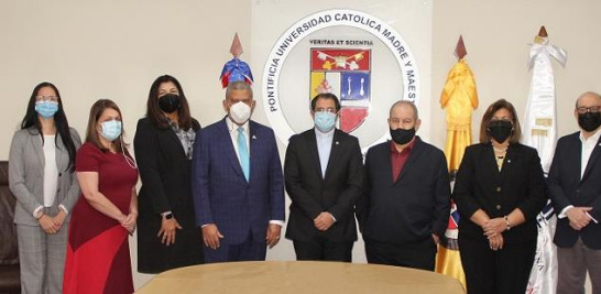 Mabel Joa, Celenia Vidal, Evelyn Román, Darío Lugo Castillo, Secilio Espinal, David Alvarez, Iluminada Severino y Paulo Herrera Maluf.