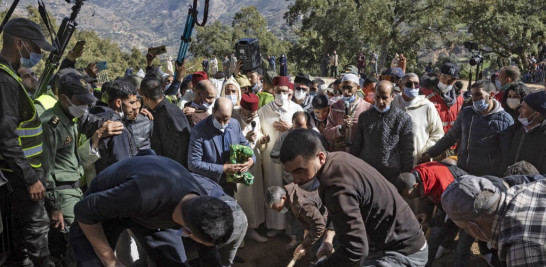 Los marroquíes entierran a Rayan Oram, de cinco años, en el pueblo de Ighrane, en la provincia rural de Chefchaouen, en el norte de Marruecos, el 7 de febrero de 2022. Los marroquíes asistieron hoy al funeral del niño que pasó cinco días atrapado en un pozo, lo que provocó una gran operación de rescate. que se apoderó del mundo pero terminó en tragedia.
FADEL SENNA / AFP