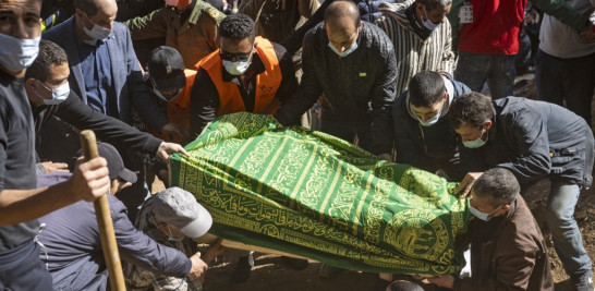 Los marroquíes entierran a Rayan Oram, de cinco años, en el pueblo de Ighrane, en la provincia rural de Chefchaouen, en el norte de Marruecos, el 7 de febrero de 2022. Los marroquíes asistieron hoy al funeral del niño que pasó cinco días atrapado en un pozo, lo que provocó una gran operación de rescate. que se apoderó del mundo pero terminó en tragedia.
FADEL SENNA / AFP