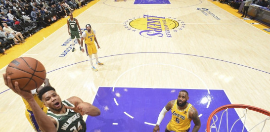 LOS ÁNGELES, CA - 8 DE FEBRERO: Giannis Antetokounmpo #34 de los Milwaukee Bucks dispara la pelota durante el juego contra Los Ángeles Lakers el 8 de febrero de 2022 en Crypto.Com Arena en Los Ángeles, California. Se ve a LeBron James debajo del aro. 
ANDREW D. BERNSTEIN / NBAE / Getty Images / Getty Images vía AFP