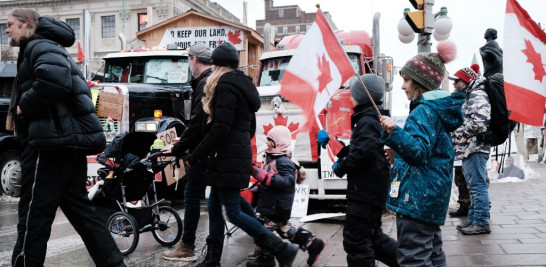 Cientos de camioneros y sus seguidores, incluidos niños, se reúnen para bloquear las calles del centro de Ottawa como parte de un convoy de camiones que protestan contra los mandatos de Covid en Canadá el 10 de febrero de 2022 en Ottawa, Ontario. Spencer Platt/Getty Images/AFP