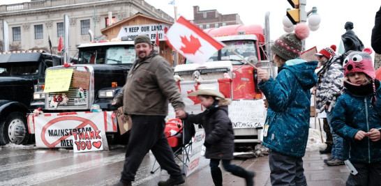 El martes, la policía indicó "que alrededor del 25% de los vehículos pesados (eran) utilizados para albergar a familias con niños". Spencer Platt/Getty Images/AFP