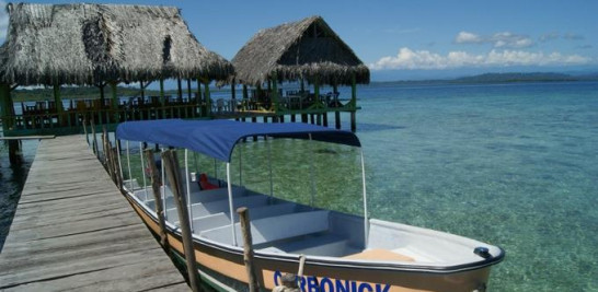 Una imagen de la transparente agua de las islas de Bocas del Toro, en Panamá, con un primer plano de una de las embarcaciones de alquiler para pasar de isla a isla. Foto:José Miguel Pascual / EFE