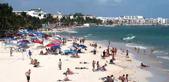Turistas disfrutan de un día solead el 6 de febrero de 2022, en Playa del Carmen, en Quintana Roo (México). EFE/ Alonso Cupul
