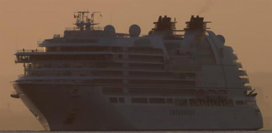 Un crucero turístico arriba el 1 de febrero de 2022 en el puerto de Cartagena de Indias (Colombia). EFE/ Ricardo Maldonado Rozo