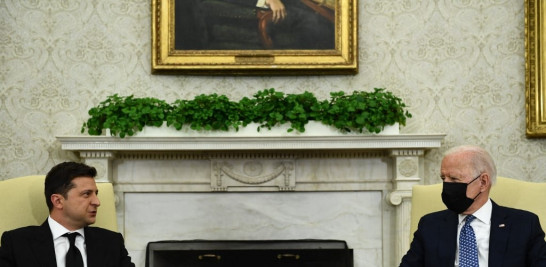 En esta foto de archivo tomada el 1 de septiembre de 2021, el presidente de los Estados Unidos, Joe Biden (derecha), se reúne con el presidente de Ucrania, Volodymyr Zelensky, en la Oficina Oval de la Casa Blanca en Washington, DC. Biden habló extensamente el 13 de febrero de 2022 con su homólogo ucraniano, Zelensky, sobre la acumulación militar de Rusia a lo largo de las fronteras de Ucrania, y ambos coincidieron en la necesidad de buscar la "diplomacia y la disuasión", dijo la Casa Blanca.
Brendan Smialowski / AFP