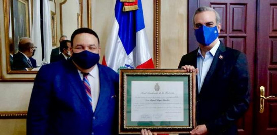 El presidente Luis Abinader recibe en su despacho al escritor, diplomático e historiador Miguel Reyes Sánchez.