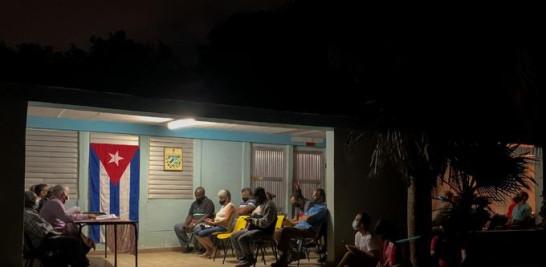 La gente se reúne durante una reunión convocada por el Comité de Defensa de la Revolución (CDR) local para discutir el nuevo proyecto de ley del Código de Familia en el municipio La Lisa, provincia de La Habana, Cuba, el 11 de febrero de 2022, que está siendo debatido. ADALBERTO ROQUE / AFP