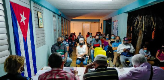 La gente se reúne durante una reunión convocada por el Comité de Defensa de la Revolución (CDR) local para discutir el nuevo proyecto de ley del Código de Familia en el municipio La Lisa, provincia de La Habana, Cuba, el 11 de febrero de 2022, que está siendo debatido. 
ADALBERTO ROQUE / AFP