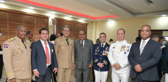 El director del Listín Diario, Miguel Franjul, fue uno de los invitados especiales al acto. Aquí aparece junto a los altos mandos militares y el Ministro de Defensa.