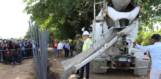 El presidente Luis Abinader este domingo en la frontera con Haití, en Dajabón, donde dejó iniciados los trabajos de una primera fase "de la verja perimetral fronteriza"
