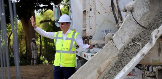 El presidente Luis Abinader encabezó el inicio de los trabajos de construcción del muro en la frontera. JOSÉ A. MALDONADO/LD