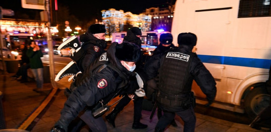 Agentes de policía detienen a un manifestante durante una protesta contra la invasión rusa de Ucrania en Moscú el 24 de febrero de 2022. Foto: Kirill Kudryavtsev/AFP.