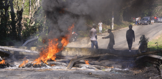 Los manifestantes quemaron neumáticos y derribaron árboles en las vías. LEONEL MATOS