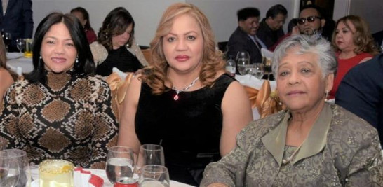 Yira Rosi Mata, Carmen Dilia y Maritza Morales.