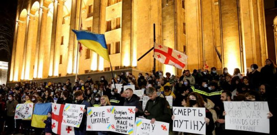 Los manifestantes sostienen sus teléfonos inteligentes con antorchas encendidas mientras se ondea una bandera ucraniana durante una manifestación en apoyo de Ucrania, en Tbilisi el 25 de febrero de 2022. Unas 30.000 personas se manifestaron en la capital de Georgia en una manifestación de solidaridad con el país exsoviético Ucrania.
Vano Shlamov / AFP