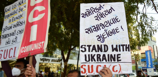 Activistas del Centro de Unidad Socialista de India (Comunista) o SUCI protestan contra la invasión rusa de Ucrania en Ahmedabad el 26 de febrero de 2022.
SAM PANTHAKY / AFP