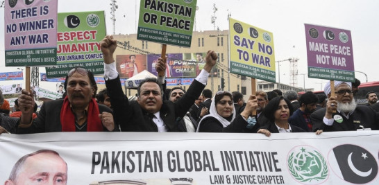 Los abogados sostienen pancartas y gritan consignas durante una protesta contra la guerra y la invasión rusa de Ucrania en Lahore el 26 de febrero de 2022.
Arif ALI / AFP
