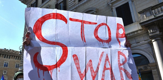 Un manifestante sostiene un cartel que dice "Alto a la guerra" durante una manifestación, convocada por las asociaciones Red Italiana de Paz y Desarme, los sindicatos Cgil, Cisl, Uil y otras organizaciones para protestar contra la invasión rusa de Ucrania, en la Piazza Santi Apostoli en el centro de Roma, el 26 de febrero de 2022.
Andreas SOLARO / AFP