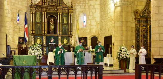 Monseñor Raúl Berzosa, obispo misionero de la arquidiócesis de Santo Domingo, tuvo a su cargo la homilía de acción de gracias por el 49 aniversario.