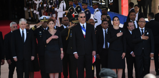 A su llegada al Palacio del Congreso, Abinader recibió los honores militares de estilo.