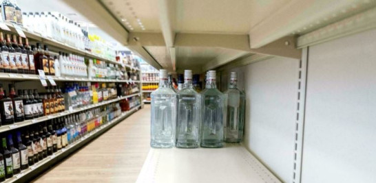 Un espacio vacío se aprecia en un estante donde el vodka ruso solía estar a la venta en una tienda de la Autoridad de Control de Bebidas Alcohólicas de Virginia en Arlington, Virginia, el 28 de febrero de 2022 Stefani Reynolds AFP