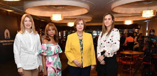 María Teresa Ferreiro, Fatima Guzmán, Carmen Heredia de Guerrero y Natalia Camarena