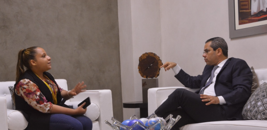 Yasmel Corporán entrevista al director nacional del CAID, Henry Rosa. LEONEL MATOS/LD