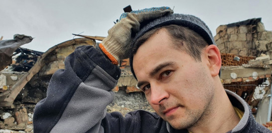 Oleg Rubak, de 32 años, un ingeniero local que perdió a su esposa Katia, de 29 años, en el bombardeo, sobre los escombros de su casa en Zhytomyr el 2 de marzo de 2022, después de que fuera destruida por un bombardeo ruso el día anterior. Emmanuel DUPARCQ / AFP