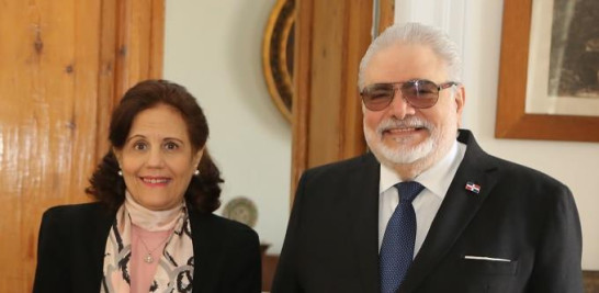 El embajador Morales Lama con su esposa Margarita Vicens de Morales.