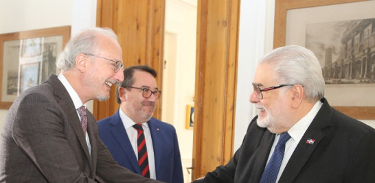 El embajador Morales Lama saluda al embajador de Argentina Eduardo Antonio Varela, y al embajador de Chile Pablo Arriaran.