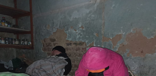Davis Rodríguez Carpio en el sótano de su casa durante bombardeos a Bila Tserkva/ Cortesía de entrevistado