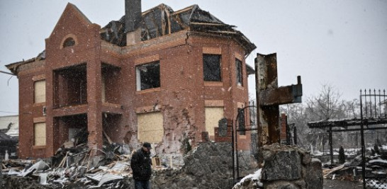 Un hombre camina entre casas destruidas en medio de la ciudad ucraniana de Bila Tserkva el 8 de marzo de 2022/ AFP