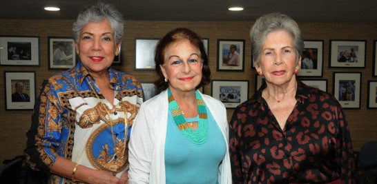 Olga de los Santos, María Cristina de Farías y Lissette Vega.